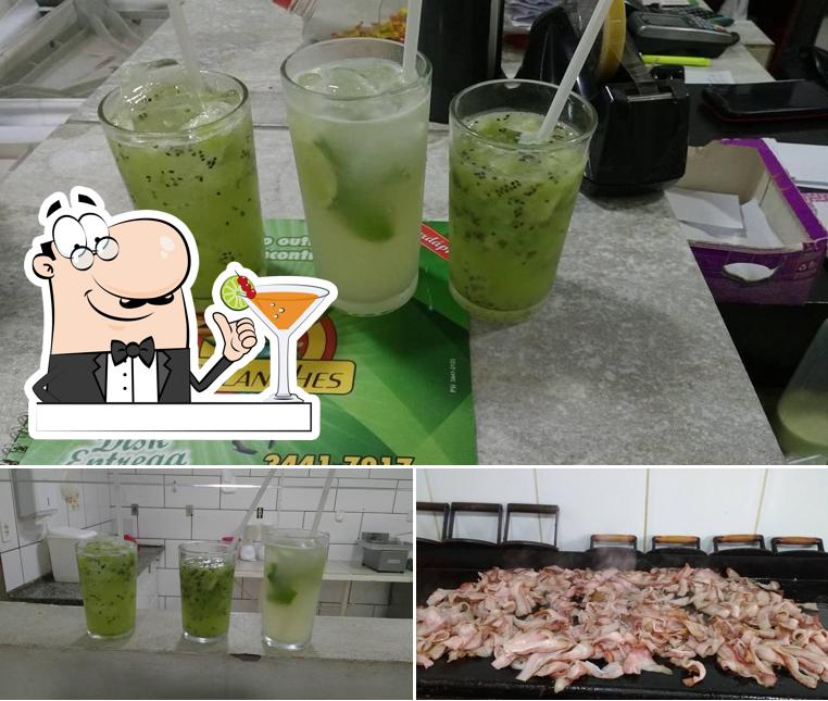 Entre diferentes coisas, bebida e comida podem ser encontrados no Et Lanches