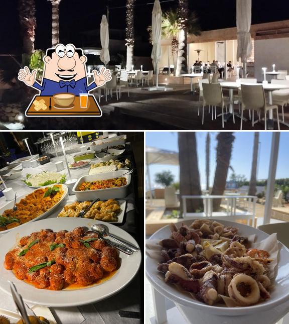 La cibo e tavolo da pranzo del ristorante