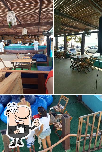 Sente em uma das mesas no Kanaloa