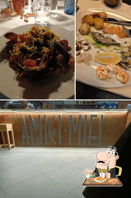 La immagine della cibo e bancone da bar di Amici Miei Garden