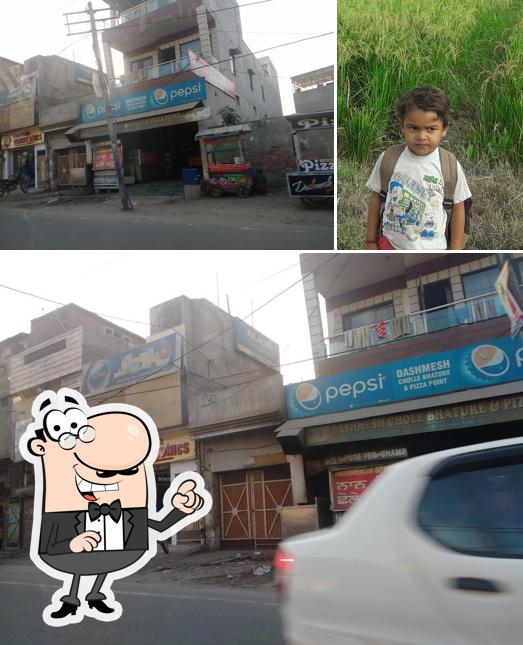 The exterior of Dashmesh Pizza Point