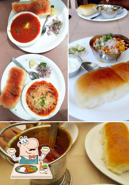 Food at Puneri Katta