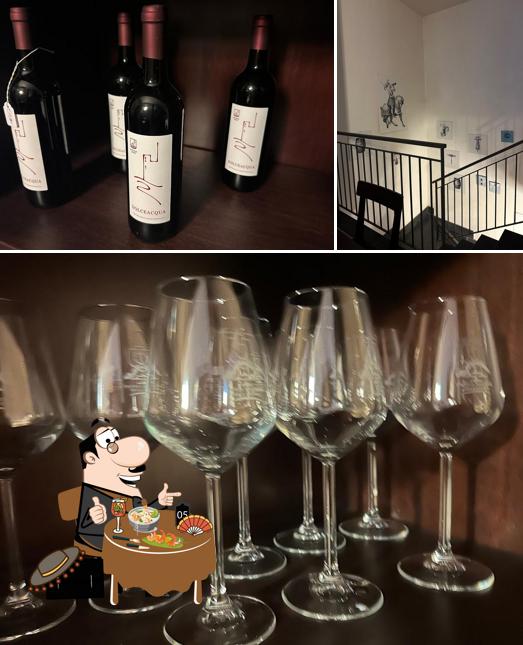 Enoteca Regionale della Liguria si caratterizza per la cibo e interni