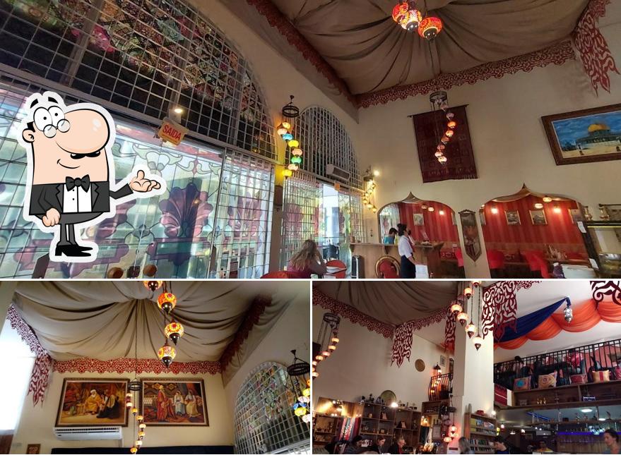 O Falah Arabian Food se destaca pelo interior e exterior