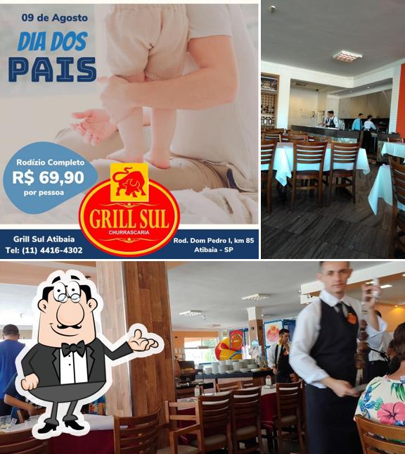 Sente em uma das mesas no Grill Sul Churrascaria Atibaia