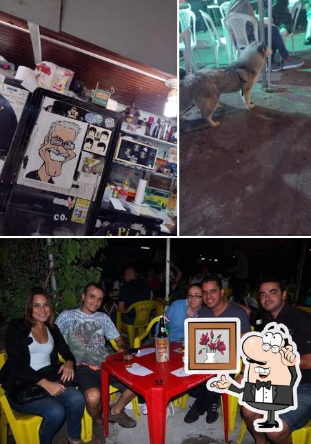 Entre diferentes coisas, interior e comida podem ser encontrados no Pópidi Rock Bar