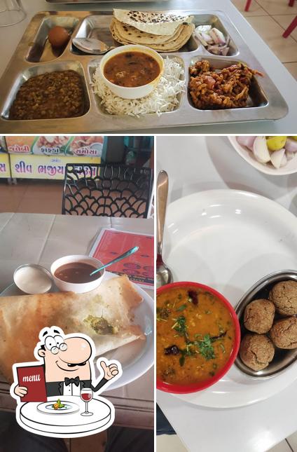 Food at Shiv Bhajiya House & Tea