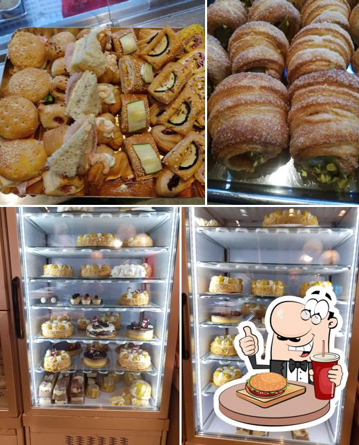 Prenditi un hamburger a Bar Pasticceria Chiari