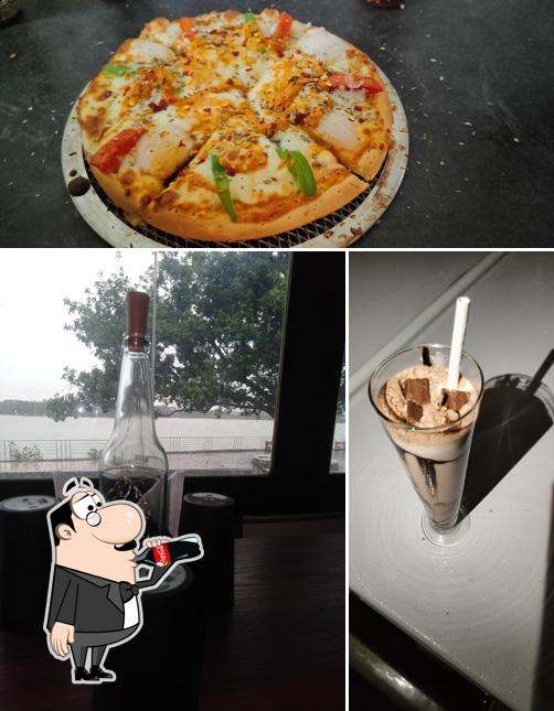Get High Cafe is distinguished by drink and pizza