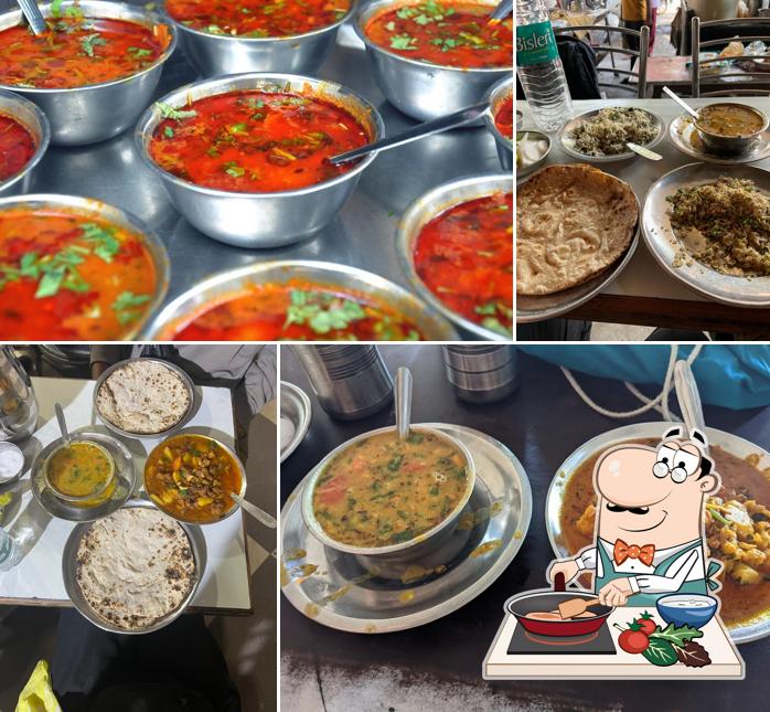 Chicken curry at Shree Ram Pavitra Bhojanalay (Daal Fry Wale)