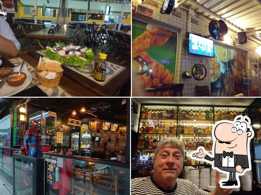O interior do Garage Bar Steakhouse