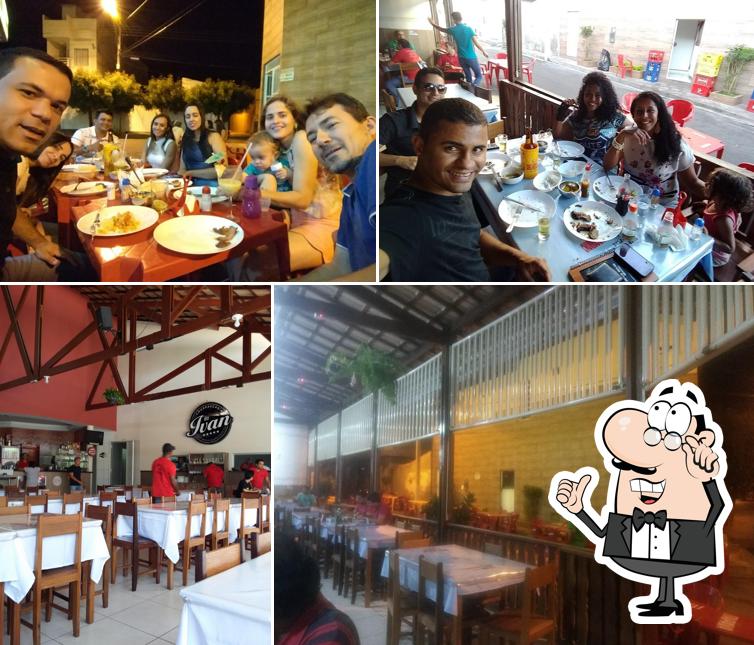 Sente em uma das mesas no Churrascaria do Ivan