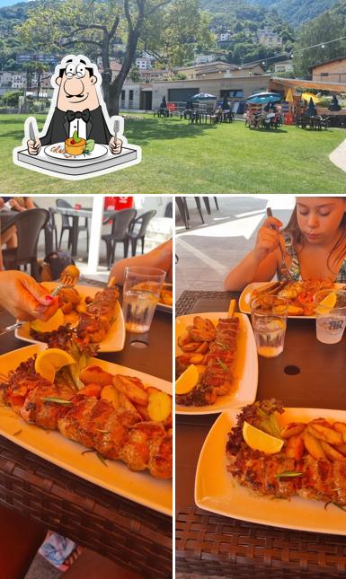 La immagine della cibo e interni di Papaya Beach - Lido di Gerra