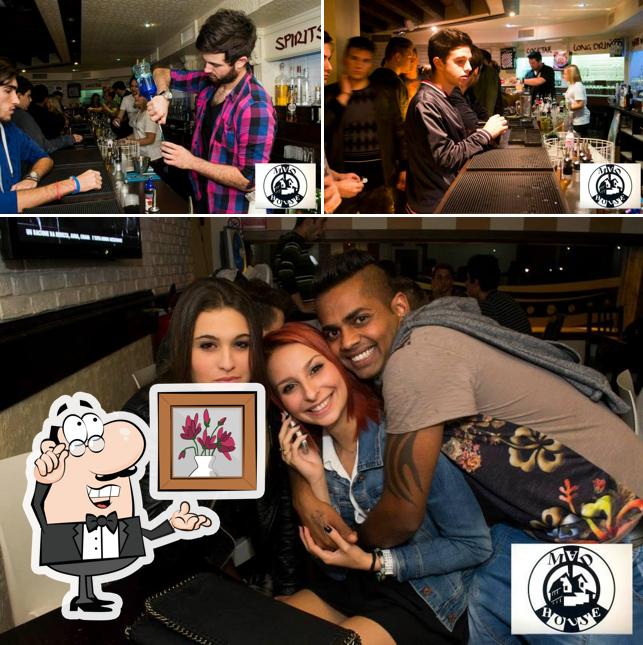 Gli interni di Madhouse Pub