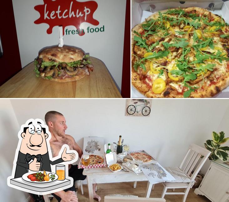 Dai un’occhiata alla immagine che mostra la cibo e tavolo da pranzo di Fast Food Ketchup