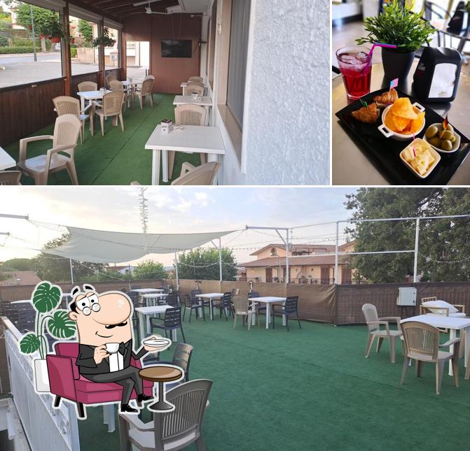 La immagine di interni e cibo da Bar La Quercia