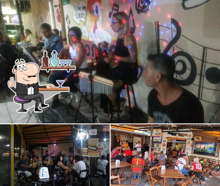 Sente em uma das mesas no Bonitos Bar