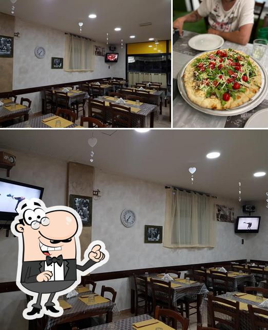 La interni e tavolo da pranzo del ristorante