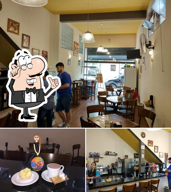 Sente em uma das mesas no Divino Café