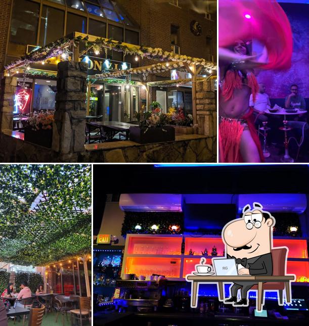 Installez-vous à l'une des tables de Babylon V.I.P Lounge