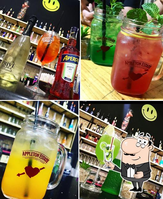 Goditi un drink a Bar smile