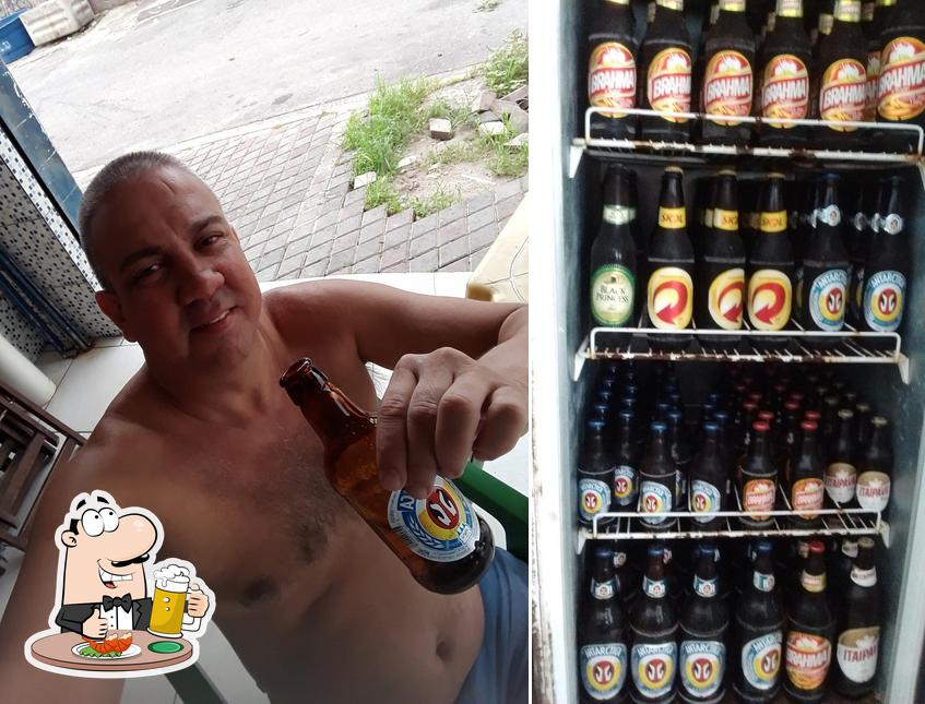 Desfute uma tulipa de cerveja leve ou escura
