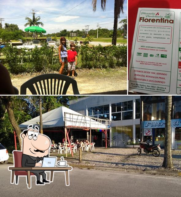 Sente em uma das mesas no Pizzaria e Pastelaria Fiorentina