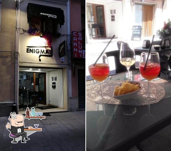 Dai un'occhiata agli interni di Bar Enigma