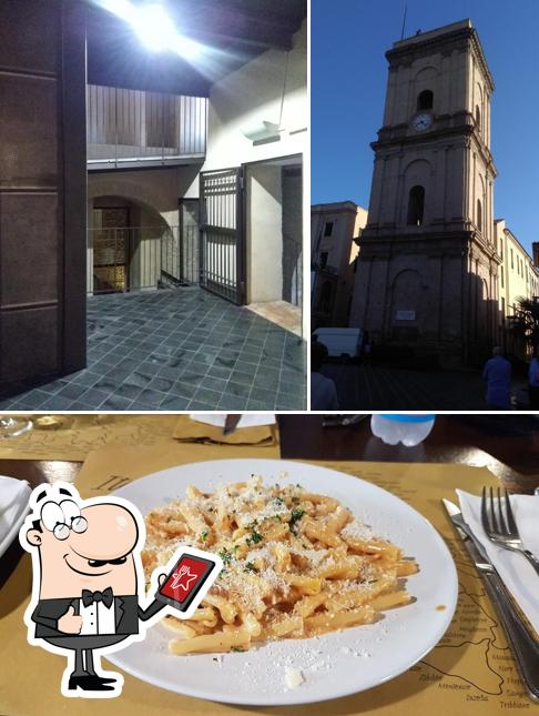Dai un’occhiata alla immagine che mostra la esterno e cibo di Bar Ristorante "Il Chiostro"