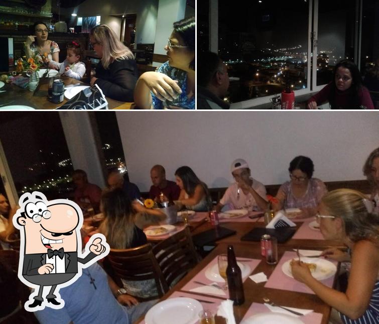 Sente em uma das mesas no Cidade Bonita Pizza Bar
