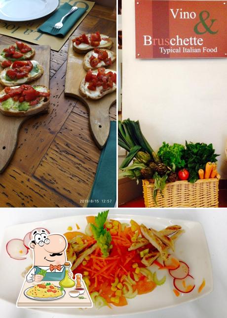 La cibo e tavolo da pranzo del ristorante