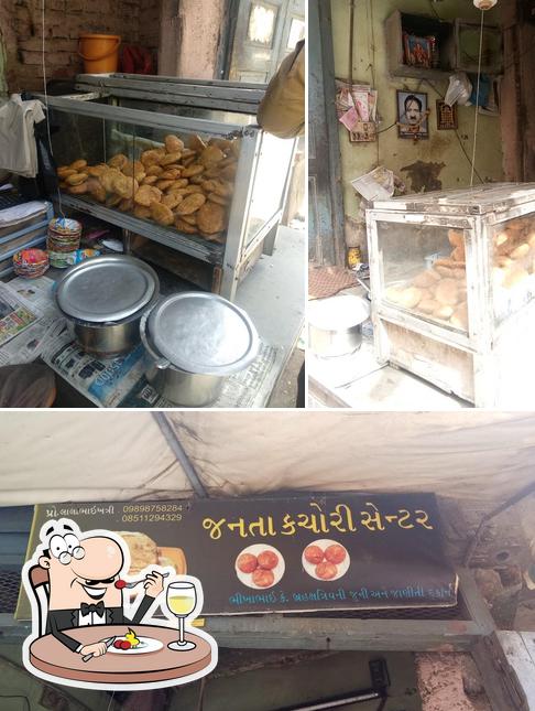 Food at Janta Kachori Centre