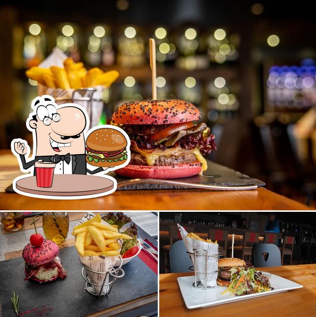 Ordina un hamburger a The Bistro Vercorin