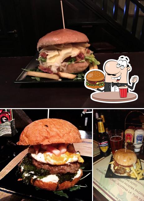 Ordina uno dei tipi di hamburger proposti a Old Square "irish pub"