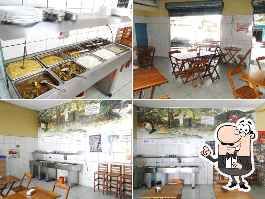 Sente em uma das mesas no Barba Bar e Restaurante