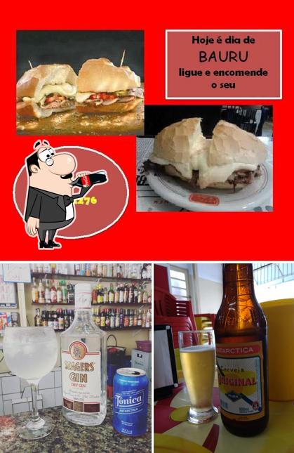 Dê uma olhada a imagem apresentando bebida e cidadãos no Frango & Cia Rotisserie