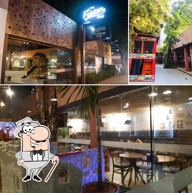 Dê uma olhada a foto mostrando exterior e interior a Fusion Parrilla