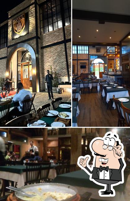 Sente em uma das mesas no Troina Pizza Gourmet