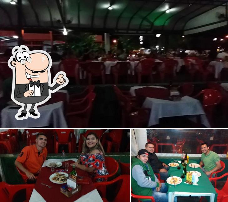Sente em uma das mesas no Florença Pizzaria