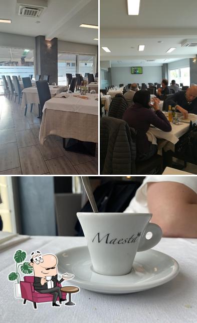La foto di interni e bevanda da Ristorante Pizzeria Maestà