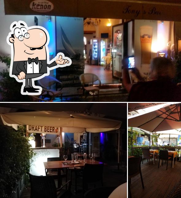 Gli interni di Tony's Bar