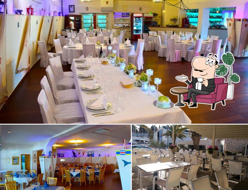 Siediti a un tavolo di Velum