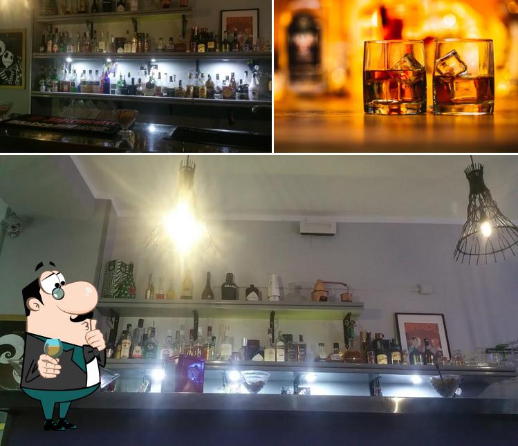 Dai un’occhiata alla immagine che mostra la bancone da bar e birra di Sala Giochi Pepe