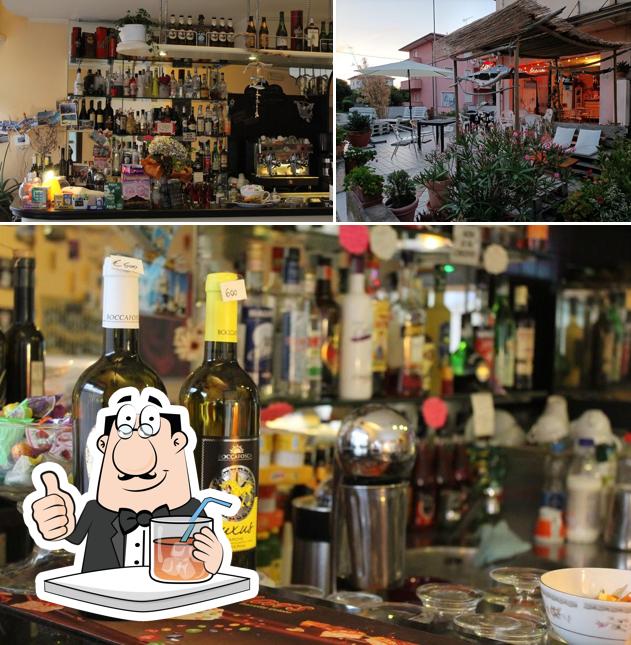 Questa è la foto che presenta la bevanda e cibo di Bar Break