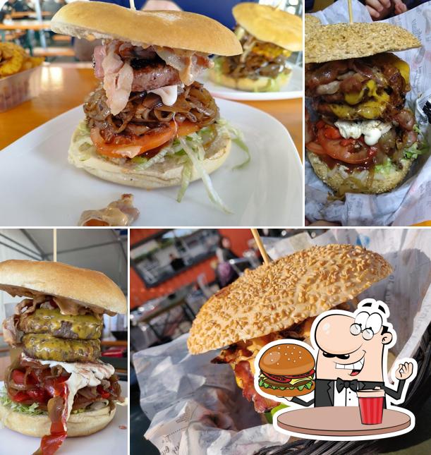 Ordina un hamburger a Food truck Dal Vezza