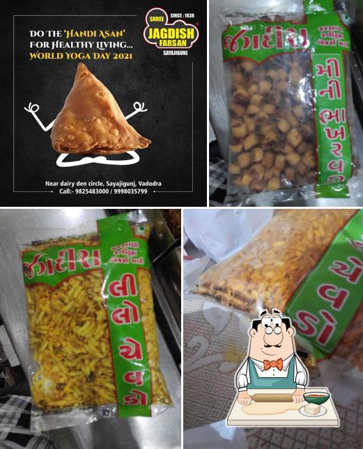 Samosa at Jagdish Farsan And Sweets