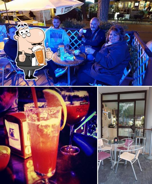 Puoi ordinare un rinfrescante bicchiere di birra chiara o scura