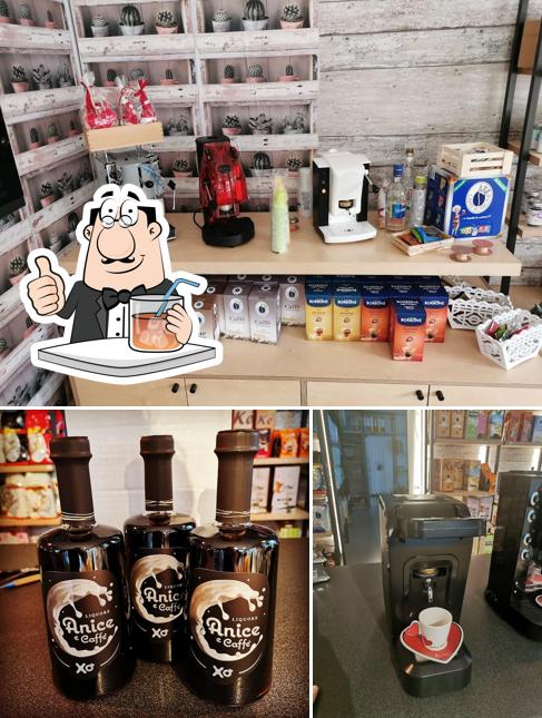 Tra le diverse cose da Caffè degli Angeli di Loroni Andrea si possono trovare la bevanda e interni