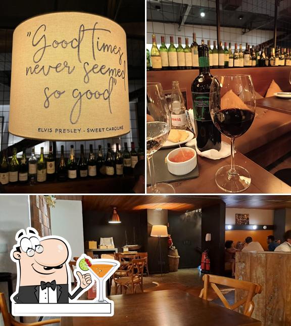 Dê uma olhada a imagem ilustrando bebida e interior no UpStairs - Wine Bar