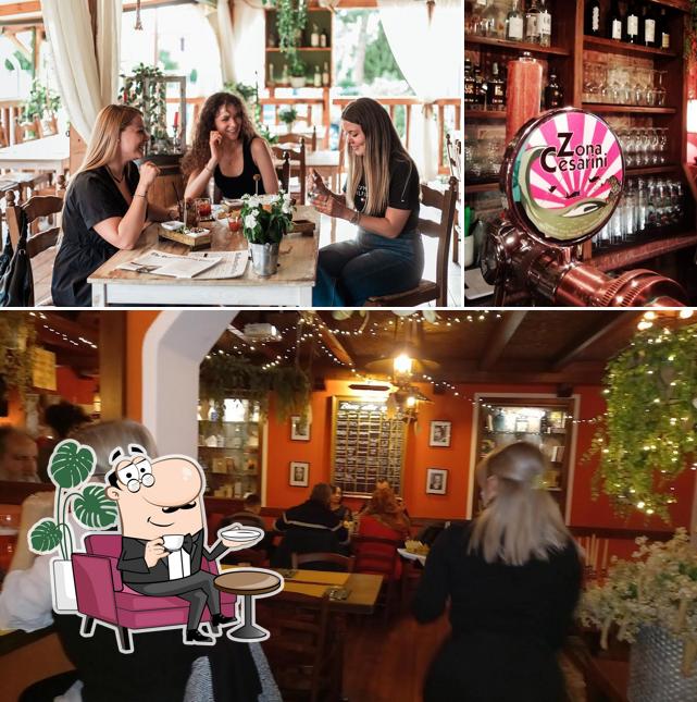 La interni e bancone da bar del ristorante